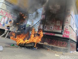 Diduga Disusupi, Aksi di DPRD Lampung Diwarnai Bakar Ban-Vandalisme