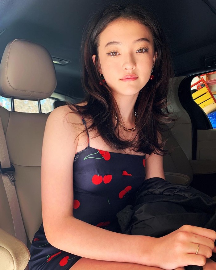 Antusias publik semakin naik dalam menyambut debut MEOVV ketika mengetahui latar belakang Ella sebagai model cilik hingga diduga menjadi trainee populer dengan masa pelatihan paling lama di THE BLACK LABEL./ Foto: instagram.com/ellagross