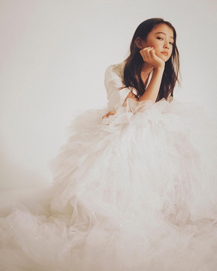 Aura bintang Ella telah bersinar sejak kecil karena telah banyak dipercaya menghiasi berbagai majalah ternama mulai dari W Korea hingga DAZED serta pernah ditunjuk menjadi model untuk brand pakaian global Ralph Laurent./ Foto: instagram.com/ellagross