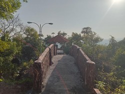 Menjelajahi Keindahan Bukit Surowiti Gresik yang Menawan