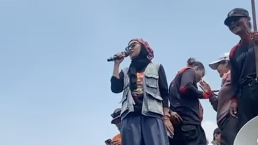 chiki fawzi saat orasi di depan gedung dpr ri