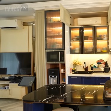 Ada Kulkas Nuansa Emas, 7 Potret Detail Dapur Syahnaz Sadiqah yang Berkilauan