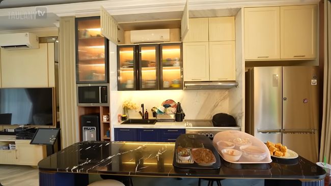 Ada Kulkas Nuansa Emas, 7 Potret Detail Dapur Syahnaz Sadiqah yang Berkilauan