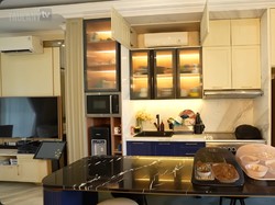 Ada Kulkas Nuansa Emas, 7 Potret Detail Dapur Syahnaz Sadiqah yang Berkilauan