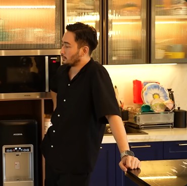 7 Potret Dapur Mewah Rumah Syahnaz Sadiqah & Jeje Glamor dengan Nuansa Emas