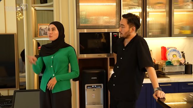 7 Potret Dapur Mewah Rumah Syahnaz Sadiqah dan Jeje Glamor dengan Nuansa Emas