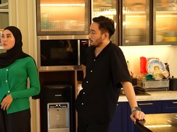 7 Potret Dapur Mewah Rumah Syahnaz Sadiqah & Jeje Glamor dengan Nuansa Emas