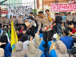 Sempat Bakar Ban, Demo Mahasiswa di DPRD Mojokerto Berakhir Sejuk