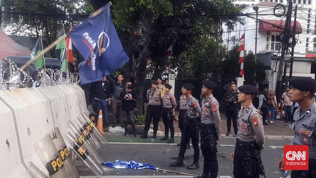 Massa tindakan menolak RUU Pilkada di depan instansi Komisi Pemilihan Umum (KPU) membubarkan diri sekitar pukul 18.50 WIB, Jumat (23/8).