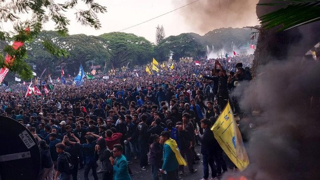 Demo tolak revisi UU Pilkada pecah dua hari terakhir di sejumlah kota di Indonesia. Hari ini selain di Malang, demo juga ada di Jakarta, Surabaya, dan Makassar.