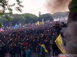 Gerbang DPRD Malang Roboh Imbas Demo Tolak Revisi UU Pilkada