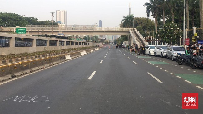 Jalan Gatot Subroto arah Slipi kembali dibuka usai massa nan melakukan demonstrasi di depan Gedung DPR bubar.