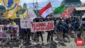 Ketua DPRD Jatim Akhirnya Temui Massa Usai Demo RUU Pilkada Berjam-jam