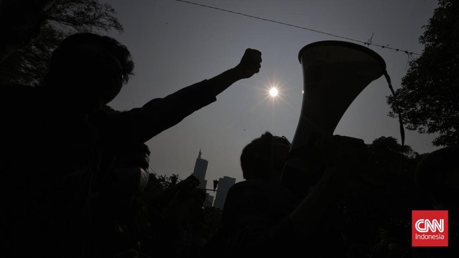 Massa nan melakukan tindakan demonstrasi di depan Gedung DPR, melempar flare hingga botol air bungkusan ke dalam area Gedung DPR, Senin (26/8).