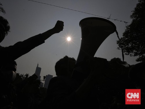 Massa Mahasiswa Demo Kenaikan PBB di Kantor Bupati Lombok Timur 
