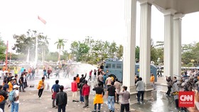 Demo RUU Pilkada: Mahasiswa di Jambi Dipukul, DPRD Sulsel Dikepung