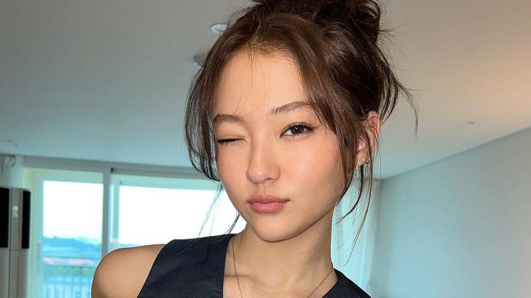 Ella Gross adalah member pertama MEOVV yang akan segera debut di bawah The Black Label. Simak 7 fakta menariknya dalam artikel berikut ini, Bun.