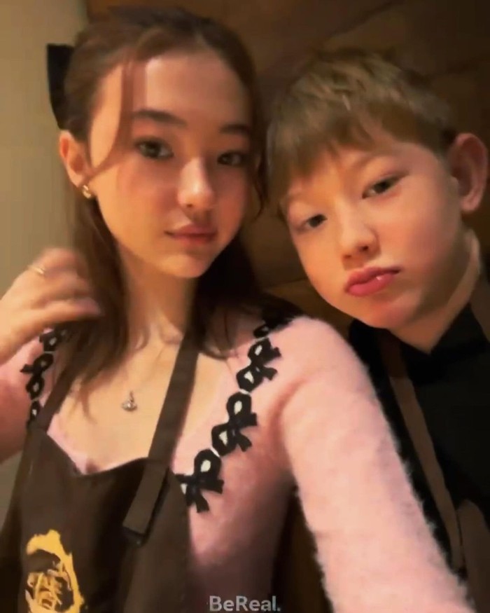 Ella juga memiliki seorang adik laki-laki yang lebih muda dua tahun darinya, Beauties. Inilah salah satu potret menggemaskan keduanya yang dibagikan di akun sosial media resmi Ella./ Foto: instagram.com/ellagross