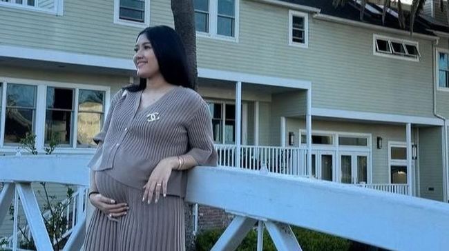 Tourist Mode! Intip OOTD Kasual Erina Gudono dan Kaesang Pangarep di Amerika Serikat