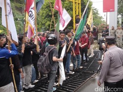 Demo Revisi UU Pilkada di Gorontalo Ricuh, Massa Robohkan Pagar DPRD