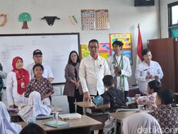 Momen Heru Budi Temui Siswi yang Ortunya Meninggal karena TBC di Jakut