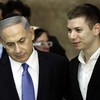 Putra Perdana Menteri Israel Benjamin Netanyahu, Yair Netanyahu (kanan), diungsikan dari Florida, Amerika Serikat, pulang ke negaranya.
