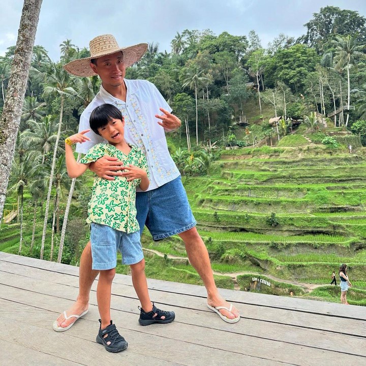 <p>Banyak netizen Tanah Air yang turut senang karena Kang Gary dan keluarga menikmati liburannya di Bali. Mereka pun mengucapkan terima kasih, Bunda. "Senang kamu mencintai Bali, Indonesia," ujar seorang netizen. "Anda benar-benar mengunjungi semua tempat terbaik di Bali (setidaknya preferensi pribadi saya). Nikmati Bali. Nikmati Indonesia," papar netizen lainnya. (Foto: Instagram: @kanggary_yangban)</p>