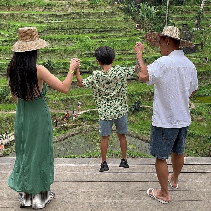 <p>Momen menyenangkan kala berlibur di Bali ini dibagikan langsung oleh Kang Gary pada laman Instagram-nya. Ia dan keluarga terlihat mengunjungi berbagai tempat wisata mulai dari pantai, Uluwatu, hingga Ubud. (Foto: Instagram: @kanggary_yangban)</p>