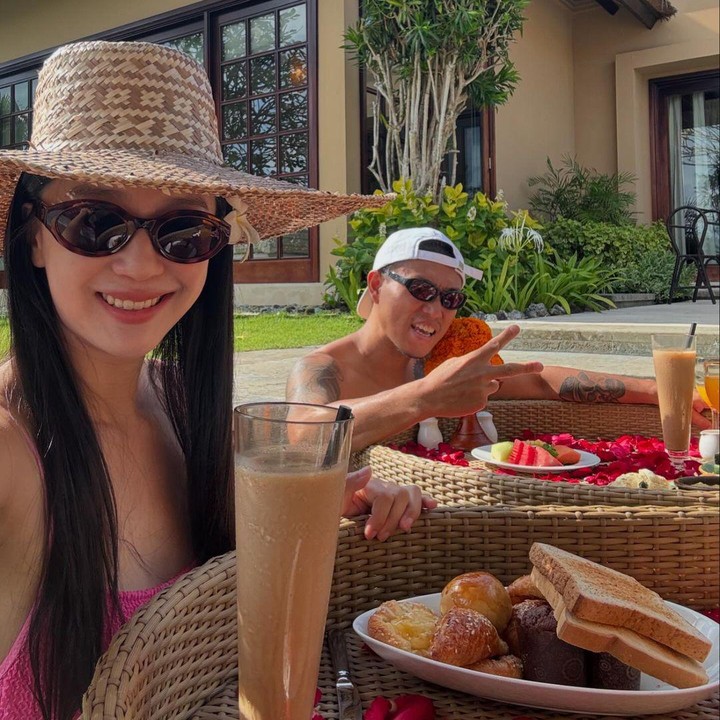 <p>Istri Kang Gary, Kim Se Eun, sendiri terlihat sangat berbahagia, Bunda. Hal ini terlihat dalam sebuah unggahan kala ia dan sang suami menikmati sarapan romantis di kolam renang. (Foto: Instagram: @kanggary_yangban)</p>