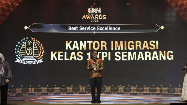 Kantor Imigrasi Kelas 1 TPI Semarang meraih penghargaan Best Service Excellence melalui arena CNN Indonesia Awards 2024 di Semarang, baru-baru ini.