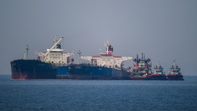Kapal Tanker Yunani Diserang Houthi hingga Terbakar di Laut Merah