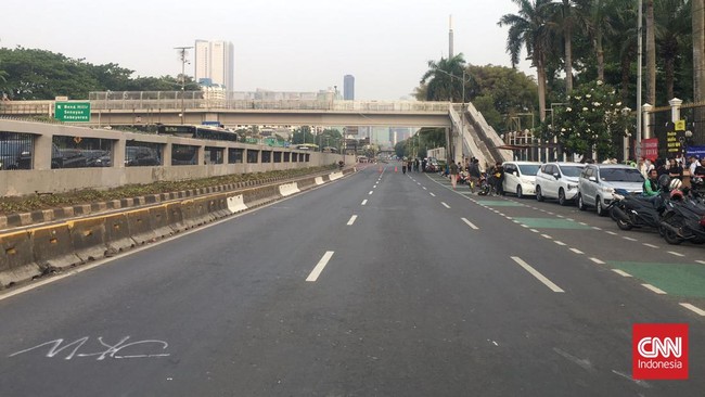 Ruas Jalan Gatot Subroto alias tepatnya di depan Gedung DPR ditutup imbas demo dari ratusan mahasiswa, sore ini.