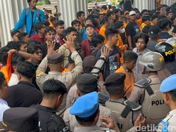 Mahasiswa Jambi Kecewa Kantor DPRD Masih Kosong, Aparat Pukul Mundur