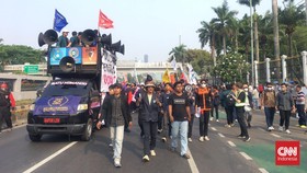 Massa Mahasiswa di Depan Gedung DPR Bubarkan Diri