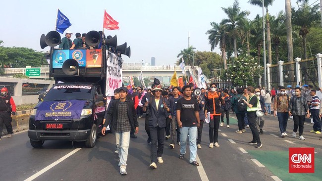 Ratusan mahasiswa kembali demo 'peringatan darurat Indonesia' di Gedung DPR RI, Jakarta, Jumat (23/8) sore.