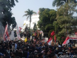 Asap Hitam Mengepul Saat Demonstran Kepung Gedung DPRD Kota Cirebon