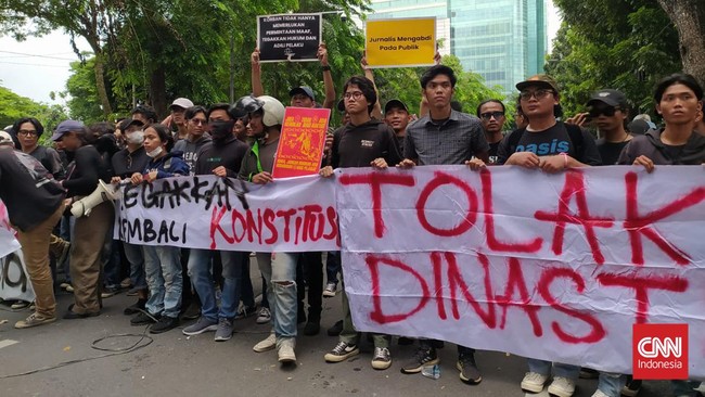 Massa menggelar tindakan unjuk rasa untuk mengawal putusan Mahkamah Konstitusi (MK) dan menolak Revisi UU Pilkada nan dilakukan DPR.