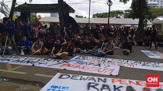 Merespons aksi tersebut, Ketua DPRD Sumut menerima aspirasi massa untuk mengawal Putusan Mahkamah Konstitusi (MK) terkait UU Pilkada itu.
