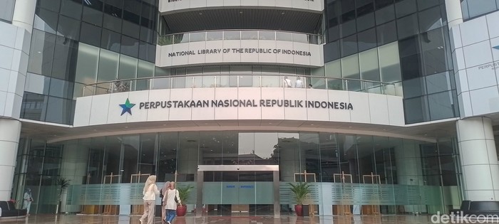 Perpustakaan Nasional Republik Indonesia (Perpusnas) yang letaknya berada tak jauh dari kawasan Monumen Nasional (Monas), Jakarta Pusat ini menyimpan sesuatu yang berbeda. Menjadi perpustakaan tertinggi di dunia, Perpustakaan Nasional ini akan memberikan pengalaman yang menakjubkan.