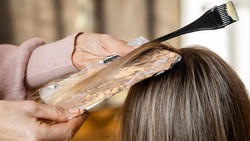img-title Mengenal 4D Foilayage yang Tren Teknik Pewarnaan Rambut 2024