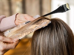 Mengenal 4D Foilayage yang Tren Teknik Pewarnaan Rambut 2024