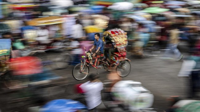 NYALANG: Berjalan Menemani Temaram