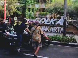 Papan Nama Depan Kantor Golkar DKI Dirusak Orang Tak Dikenal