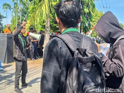 Pelantikan Anggota DPRD Bondowoso Diwarnai Aksi Mahasiswa Kawal Putusan MK