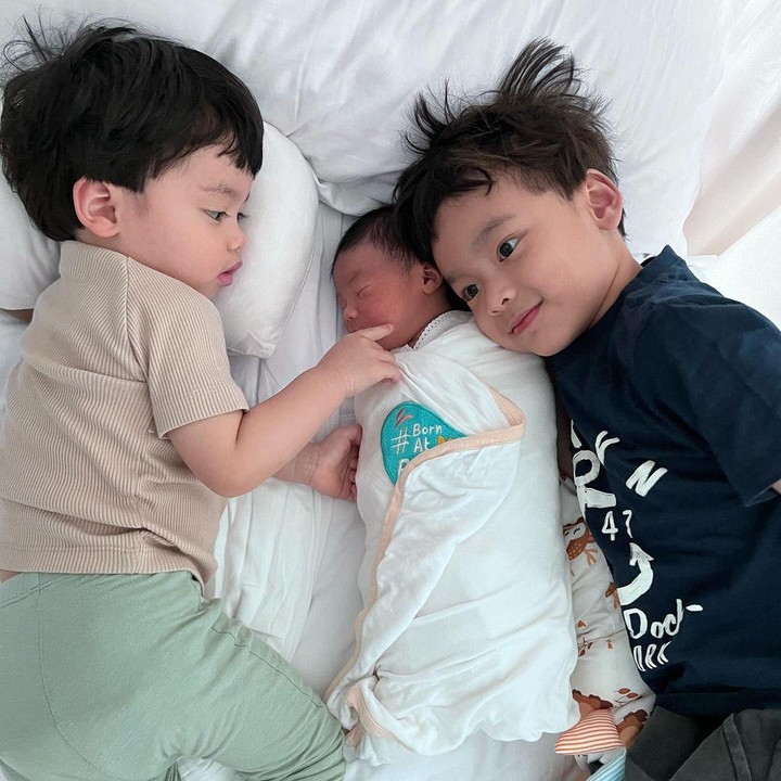 <p>Lindswell sendiri kerap mengunggah momen kebersamaannya bersama Achmad Zayd pada laman Instagram-nya. Sesekali, Si Kecil terlihat bermain dengan dua kakak laki-lakinya, Achmad Zubayr dan Achmad Miqdad. (Foto: Instagram: @lindswell_k)</p>