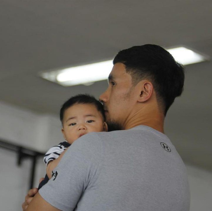 <p>"Papa <em>on duty</em>. Terima kasih Papa Ulay sudah temenin. Rempong ya, Pak. Lebih pegal mana sama angkat barbel?" ungkap Lindswell seraya menyisipkan emotikon tertawa. (Foto: Instagram: @lindswell_k)</p>