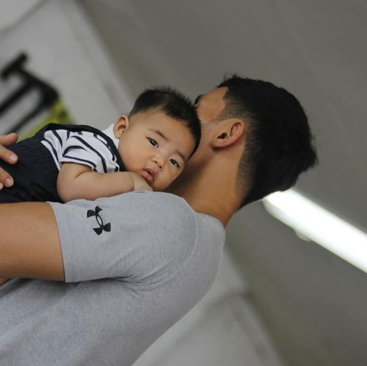<p>Dalam sebuah kesempatan, Zayd sukses membuat netizen gemas karena memiliki pipi yang <em>chubby</em>. Momen ini terlihat kala dirinya tengah diasuh oleh sang Ayah. (Foto: Instagram: @lindswell_k)</p>