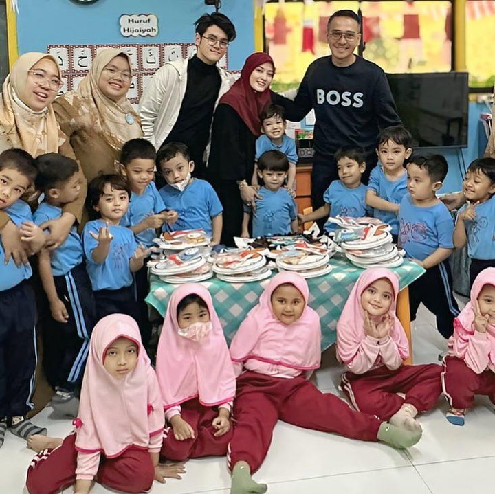 <p>Melalui foto yang diunggah oleh Lyra pada laman Instagram-nya, terlihat Khaleed sangat berbahagia dengan perayaan ini. Ia pun turut berfoto dengan guru dan teman-temannya. (Foto: Instagram: @lyravirna)</p>