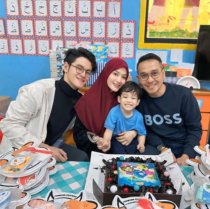 <p>Tidak hanya itu, ternyata sang kakak sambung, Zidane, turut hadir, lho. Kehadiran sang kakak pun semakin membuat Khaleed senang. (Foto: Instagram: @lyravirna)</p>