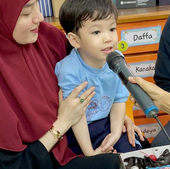 <p>Banyak netizen yang turut berbahagia dengan bertambahnya usia Khaleed, Bunda. Tidak sedikit yang mendoakan agar Khaleed tumbuh menjadi anak yang sehat dan saleh. (Foto: Instagram: @lyravirna)</p>